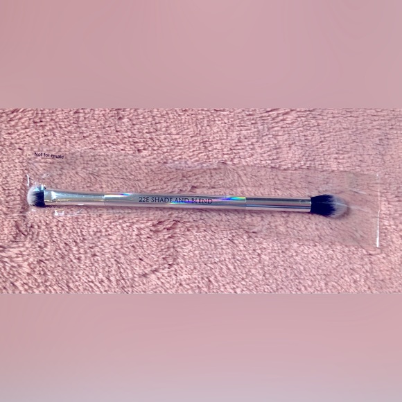 BNIB F.A.R.A.H dual-end 22E shade and blend brush - Picture 2 of 4